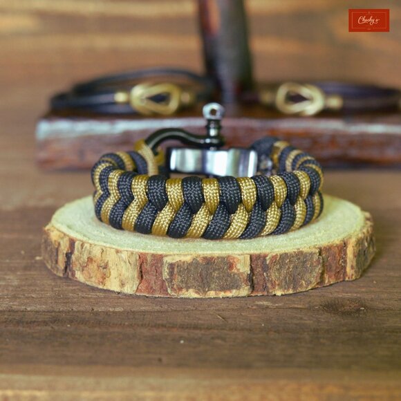 Paracord Bracelet/Survival Bracelet Black/Khaki Shackle Closure Black(ID 194) - Picture 2 of 2